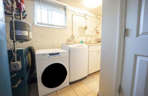 Bright 3bed basement with backyard & free parking - Foto 3