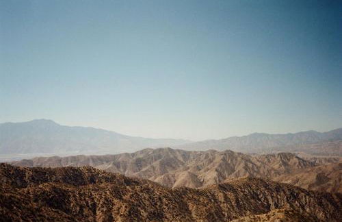 Serene Modern Home Backdoor with great WiFi, games, movies, patio seating and bbq Easy Access to North Joshua Tree National Park in 10 minutes - Foto 4