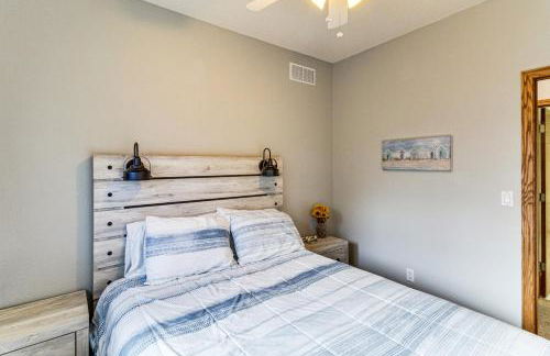 Deck with Lake Mac View! Spacious Family Retreat - Foto 15