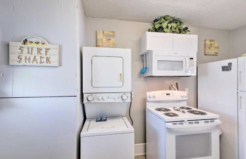 Walk to Beach Breezy Galveston Apt with Deck! - Foto 12