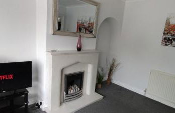 Brackenfield House in Great Barr, Birmingham near the Alexander Stadium and near the M6, with free WiFi, free parking and easy access to Walsall, West Bromwich, Aston Villa Football Ground, Star City and Birmingham City Centre - Foto 6