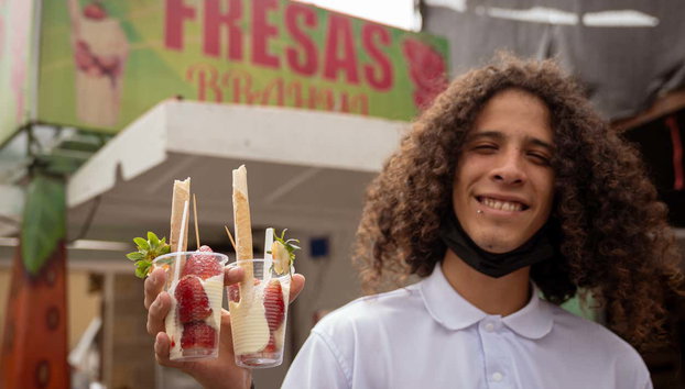 Tour gastronómico por Guatapé + Paseo en barco - Foto 5, Cata de fresas de Antioquia con crema