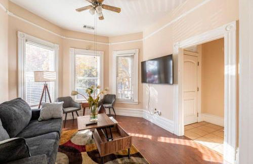 A+ 2 BR Victorian Home away from Home - Foto 18