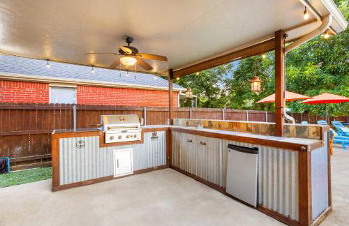 Resort Style Backyard Pool Pickleball Court - Foto 68