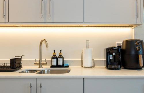 Modern 2 Bed near Wythenshawe Hospital and Manchester Airport With Parking - Foto 16