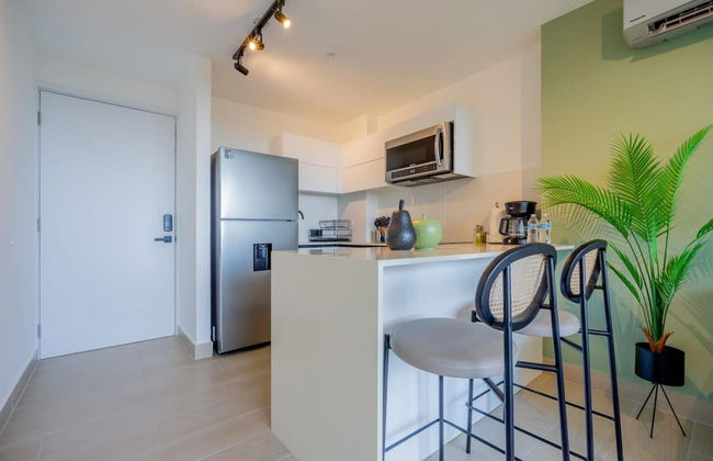 Luxurious 1BR Apartment With Stunning Balcony View - Photo 18