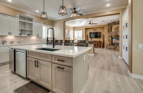 Mtn-View Patio Oasis! Luxe Family Home in Peoria - Foto 9