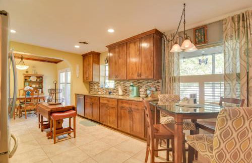 Riverfront Getaway with Hot Tub and Game Room! - Foto 10