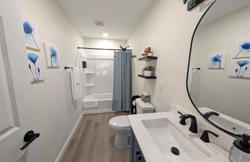 Modern Norwalk Retreat 2 King Suites Sunroom - Foto 11