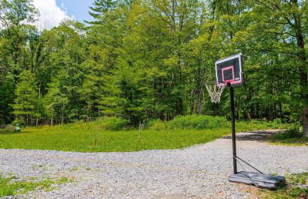 PoolHot Tub Firepit Near Hikes Shops Dining Cragswood Lodge by AvantStay - Foto 35