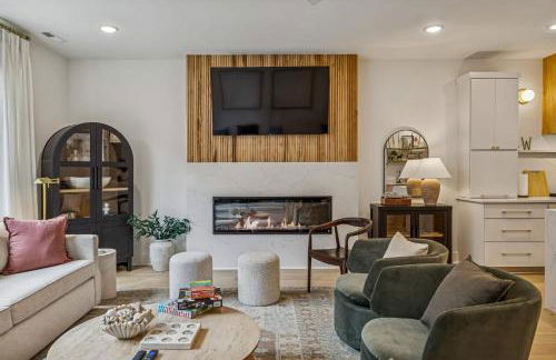 Modern Multi-Level Retreat with Rooftop Hot Tub - Foto 7