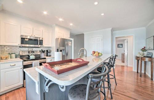 Country-Chic Home with Fire Pit, Steps to Lake! - Foto 9