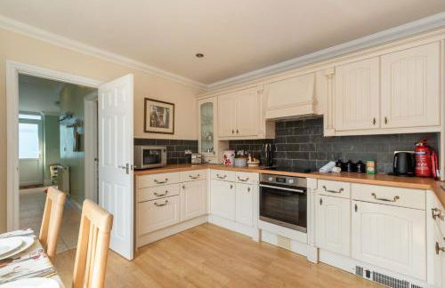 Sunningdale - Beach Side Cottage, Sea Views, Parking - Photo 10