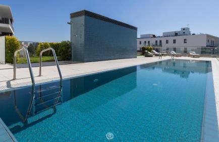 Soft Modern Flat With Pool & Gym by LovelyStay - Photo 1