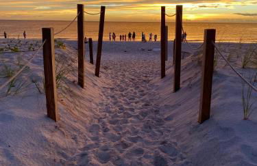 Cheerful 7 Bdrm Home with Private Pool One Block from Beach - Foto 37