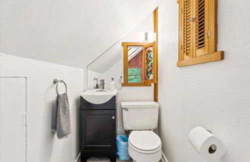 The Gingerbread House - 4 BR chalet, Sunroom, Deck, sleeps 10, modern amenities - Foto 43