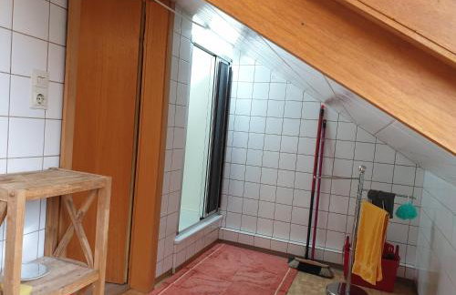 Sonnige ruhige Dachzimmer inkl WIFI plus Kaffee mit WG Dusche und neuer Küche - Foto 16