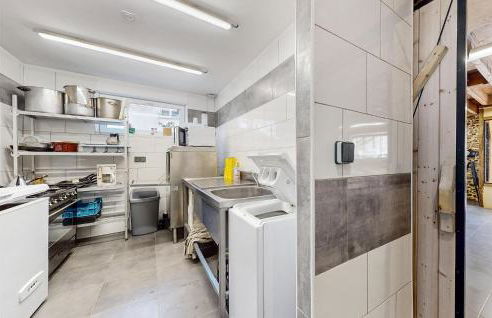 Stunning Home In Neuilly Le Vendin - Photo 13