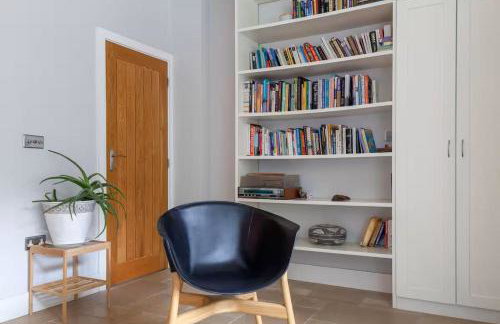 Beautiful light filled apartment in London - Photo 3