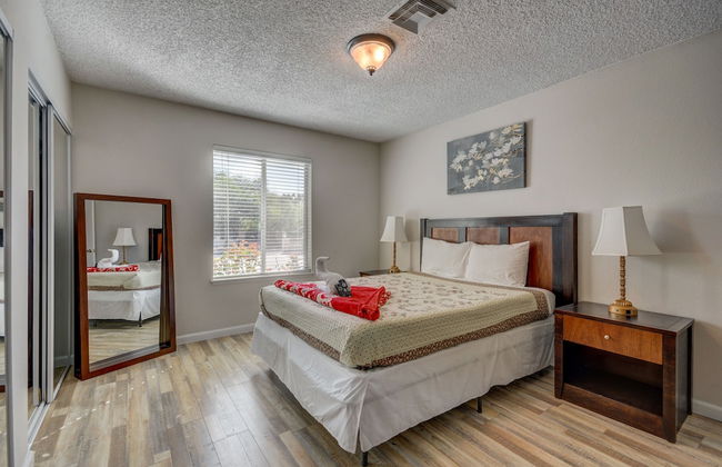 Luxurious 4BR House with Large Pool Near Strip - Foto 7