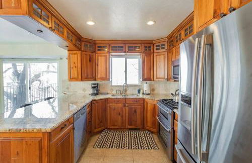 Spacious Stay near Airport, Downtown & Ski Resorts - Photo 4