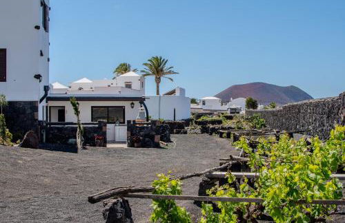 Casa Mar de Lava -Escapada activa en Masdache, corazón de Lanzarote - Foto 1