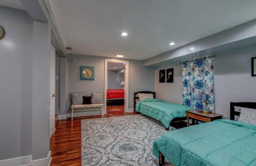 Spacious 5-BR House near Transit w Parking - Foto 19