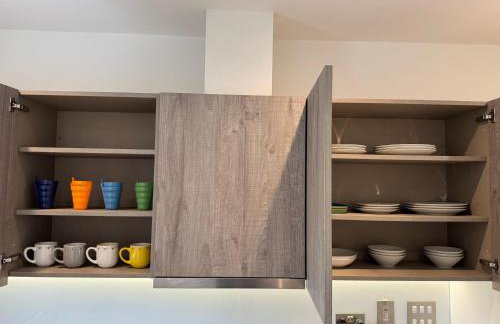 Three-bedroom modern family home by the pond with free parking - Photo 17