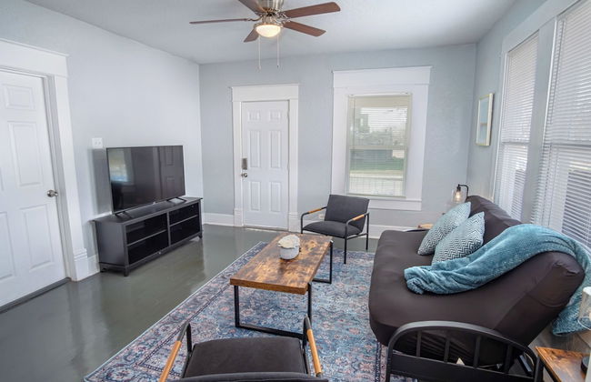 Wonderful 3 BR 2 BA Near Downtown - Photo 11