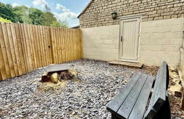 Four Counties Cottage in Collyweston by Amber Stays, Perfect for Getaways with Free Parking - Foto 15