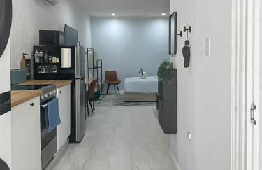 Entire studio with full kitchen and in-unit laundry - Foto 16