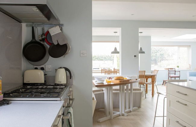 Tranquil Family Retreat 5 min to Beach Garden - Photo 13