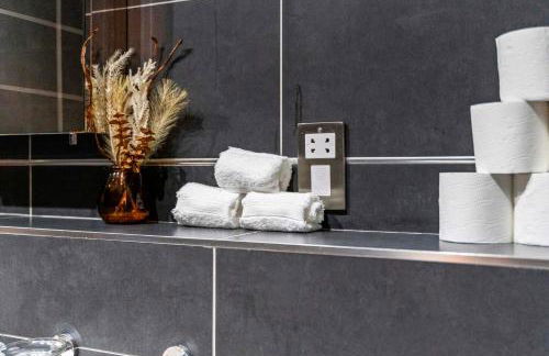 Luxury 1-Bed Apartment in JQ, Sleeps 3, Parking & Netflix, Ideal for contractors - Foto 13