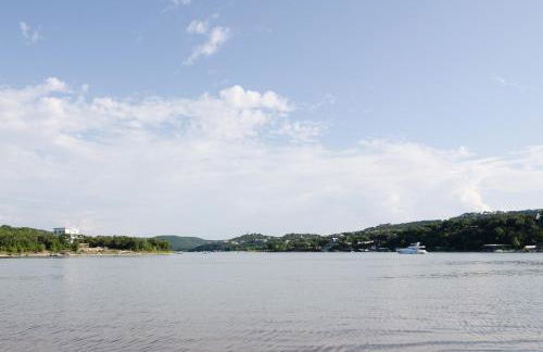 Remodeled Historic Lakefront Gem Overlooking Lake Travis and Jones Brothers Park *Great for Families and Groups* - Foto 26