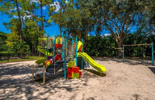 Paradise Escape Luxury Pool w/Game Room King Bed - Foto 21