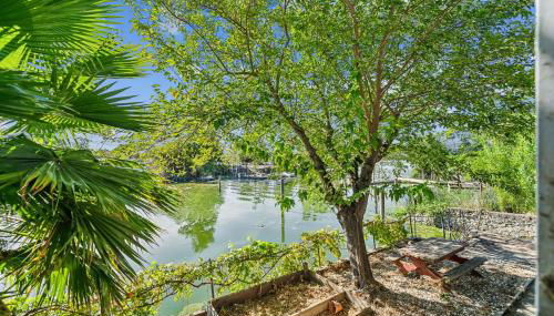 Lakeside Retreat with Private Boat Ramp home - Foto 3