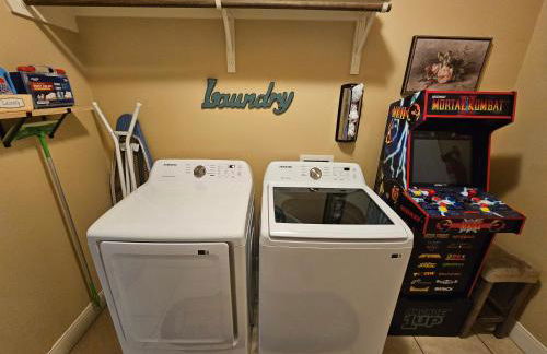 4 BR Smart Luxe Condo, Gated Community, Pool View, Mins to Costco & Top Golf - Foto 15