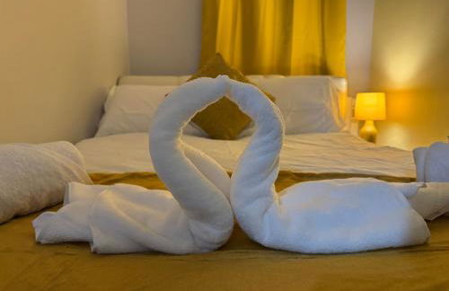 Luxury 2-Bed Apartment,Office with Built-In TV King Bed, Private Entrance and free Parking - Foto 50