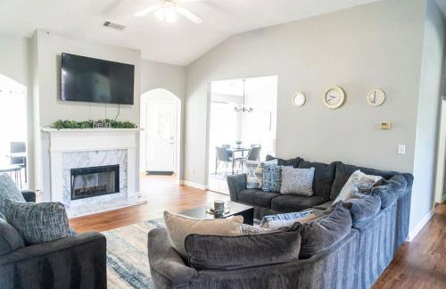 Spacious Vaulted 4BR Family Home Near Mall of GA Sleeps 12 - Foto 14