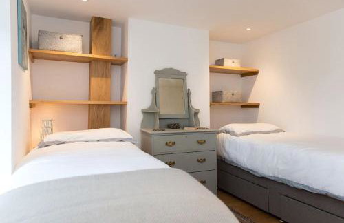 Lovely Cottage by Coastal Footpath & Surf Beaches! - Photo 21