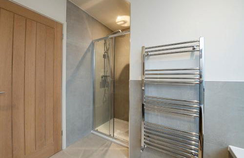 Spacious 5BR Home Near New Forest & Coast - Parking - Sleeps 10 - Photo 29