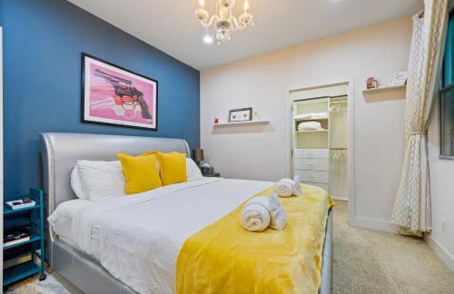 Chic Silver Lake Oasis with Breathtaking City Skyline Views, Private Rooftop & Garage - Foto 12