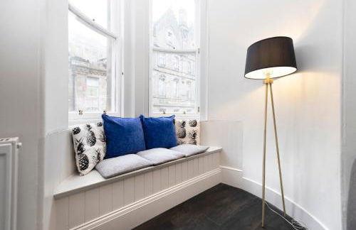 JOIVY Iconic Cockburn Street 4 Bedroom Apartment: Heart of Old Town - Foto 16