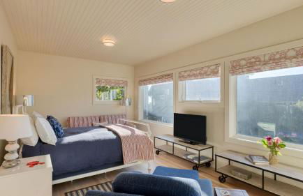 Beachside Retreat w Hot Tub Balcony Dining Blue-Ceiling Charm Sea Cured by AvantStay - Photo 15
