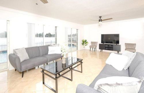 Stunning Lake-Front Villa with Pool & Spa - Foto 3