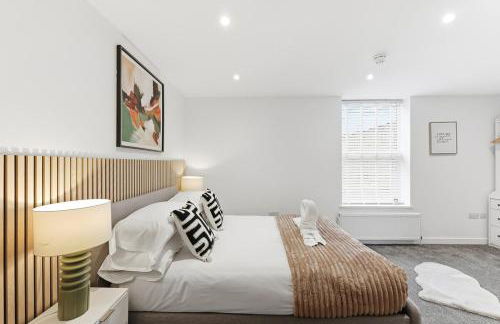 Unique 5 Bedroom 4 Bathroom House with Self-Contained-Studio - Excellent Location - Pool Table, Super-Fast Wifi, Smart TV and Self-Check-In by Yoko Property - Photo 39