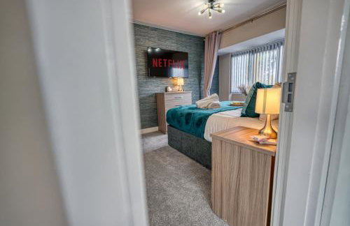 Stylish House - B'ham Airport and NEC, JLR Solihull, Business & Leisure Stays - Aspen House - Photo 1