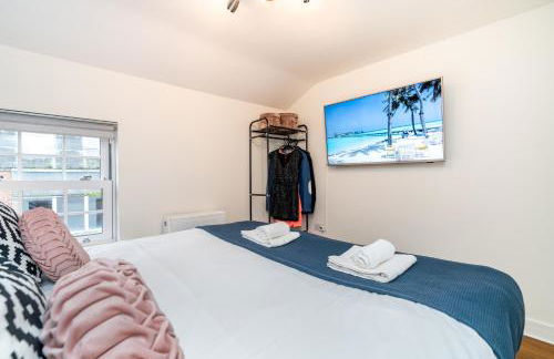 Town Center Apartment with 55” Smart TV+Netflix - Photo 10