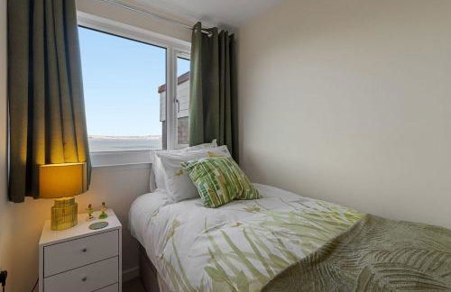 Baywatch Sea View Retreat - Photo 30