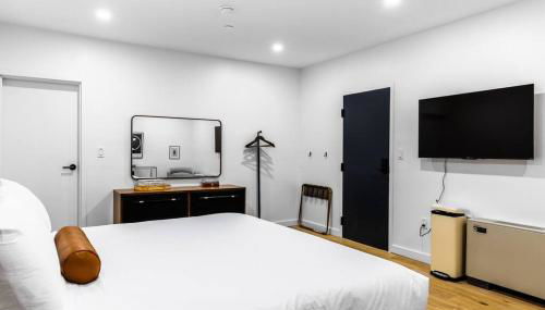 King Bed , DTWN, 50 in Roku TV , Fiber Internet, Room # 203 - Foto 3